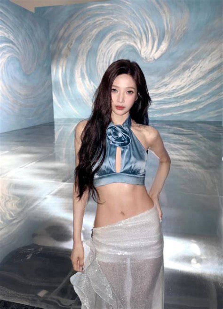 𝗦𝗼𝗽𝗵𝗶𝗲 shows off her seductive figure in a sports outfit