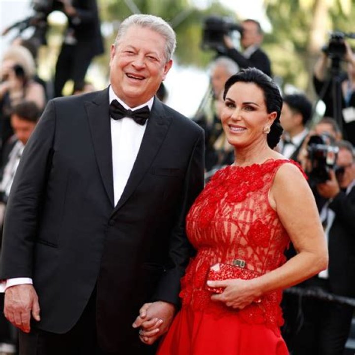 Al Gore back on dating scene