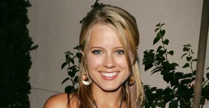 Allison Munn Bra Size, Age, Weight, Height, Measurements