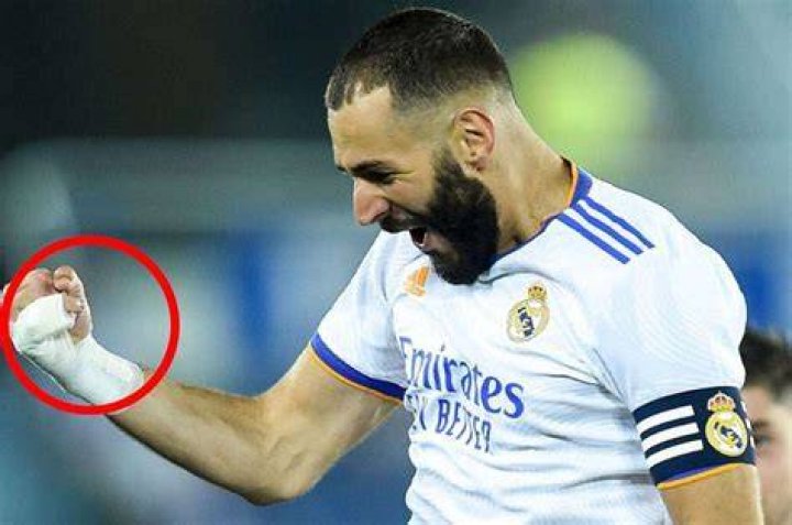 Benzema muestra su "lugar feliz" sus dos hijos
