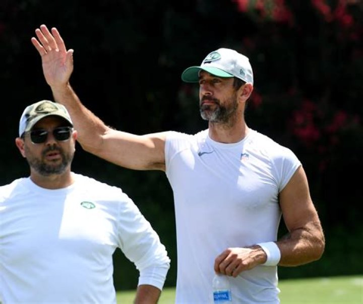 Bert Kreischer meets Aaron Rodgers, squeezes into tiny Packers jersey
