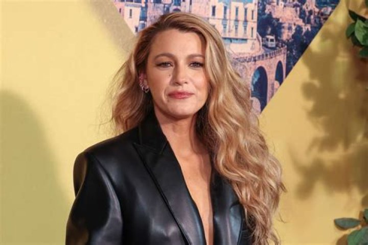 Blake Lively&rsquo;s RingFlaunting SparkleFest A MultiZoom Analysis