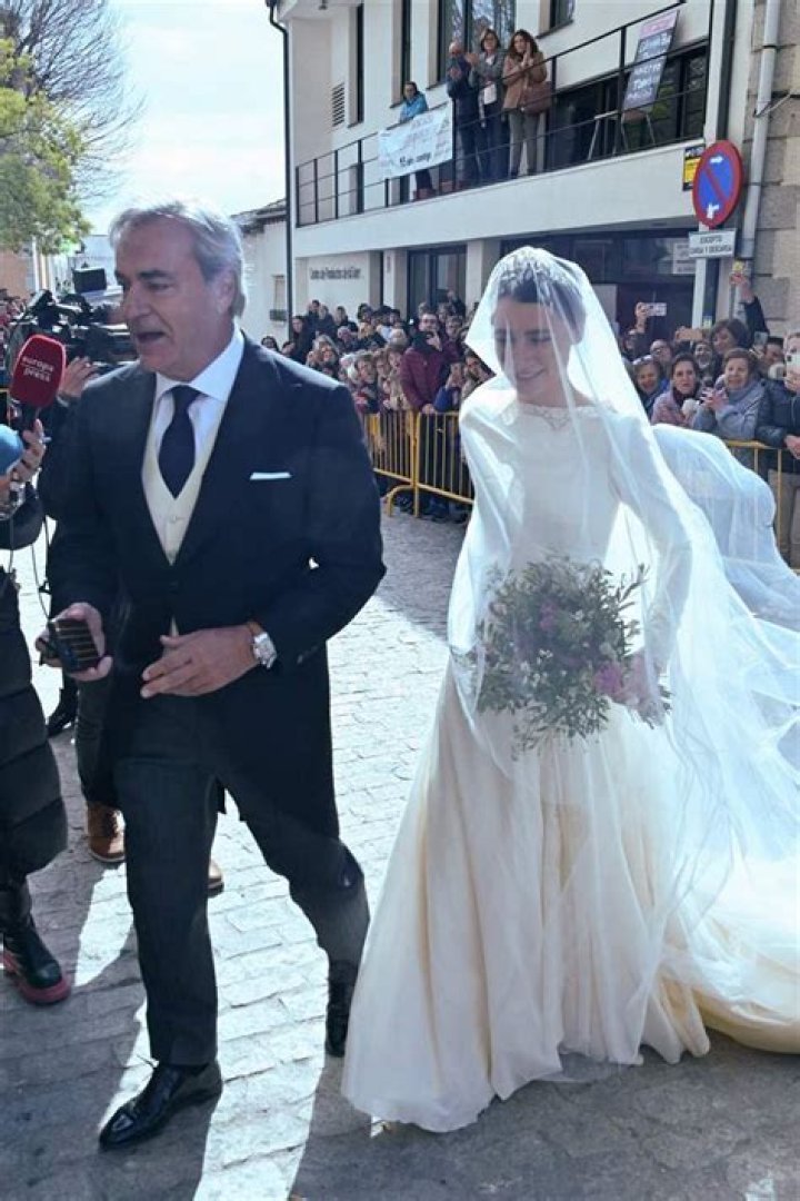 Carlos Sainz, emocionado y abrumado, no oculta su felicidad en la boda