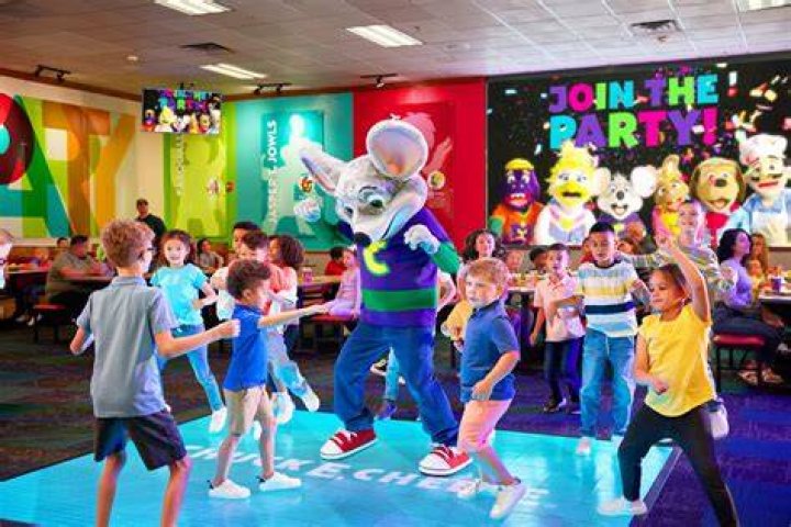 Chuck E. Cheese is Recycling their Pizza and Giving it to Customers