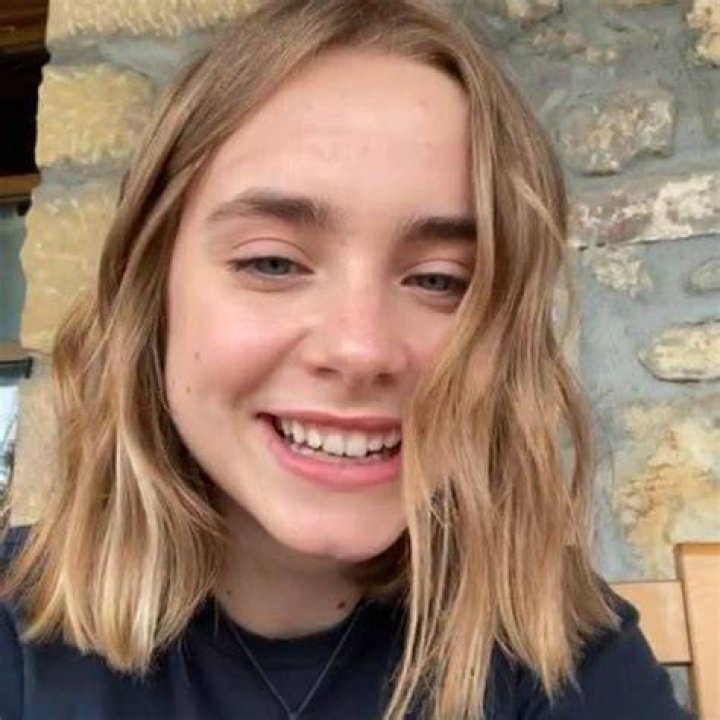 Clara Galle- Bio, Age, Net Worth, Boyfriend, Dating, Height