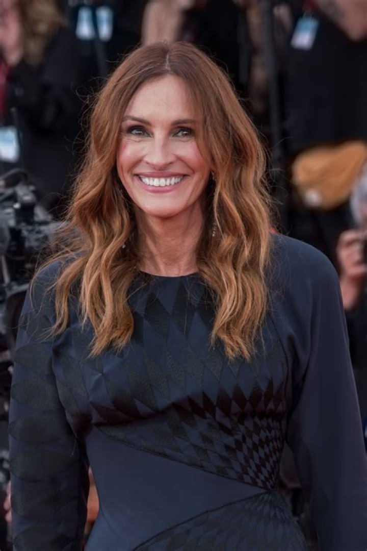 Classify Julia Roberts' daughter Hazel Moder