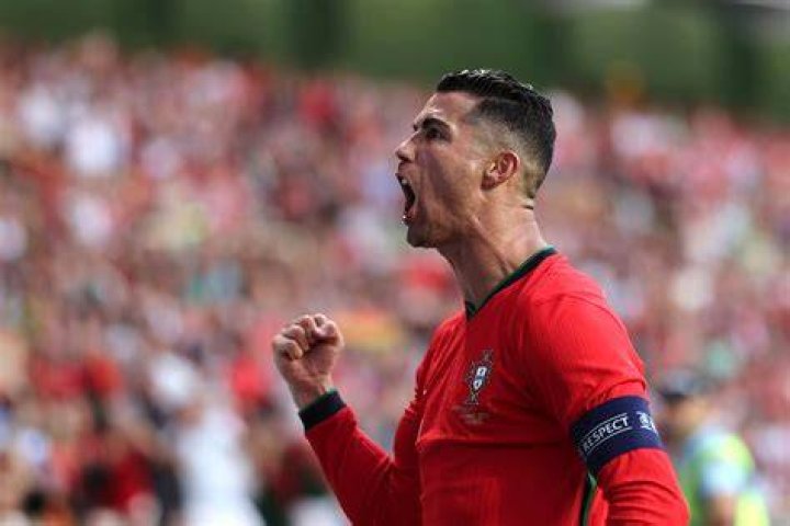 Cristiano Ronaldo's mum shares photo with twins HELLO!