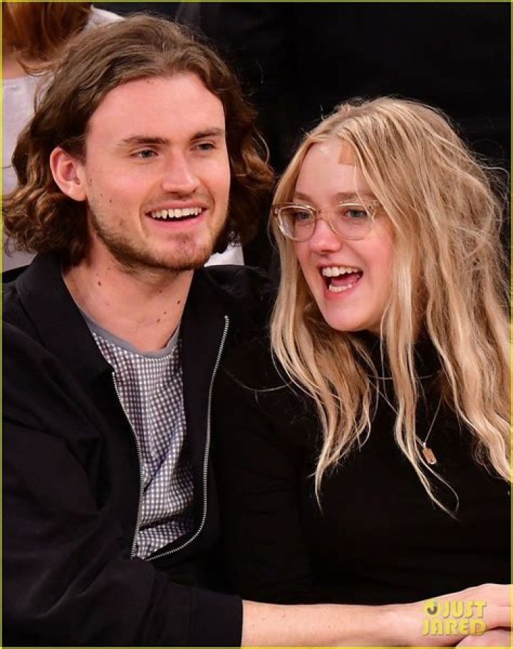 Dakota Fanning & Boyfriend Henry Frye Hang with Her Family Photo