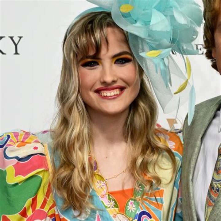 Dannielynn, la hija de Anna Nicole Smith, visita la tumba de su madre