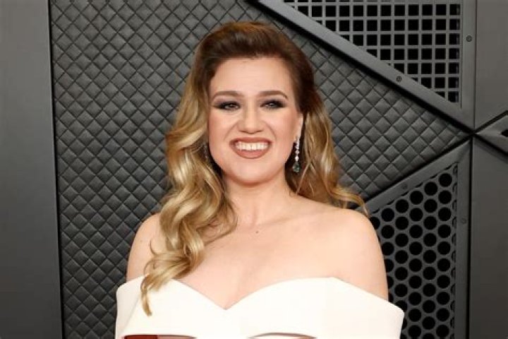 Discover The Empowered Style Of Kelly Clarkson: Unveiling Her Signature Dress