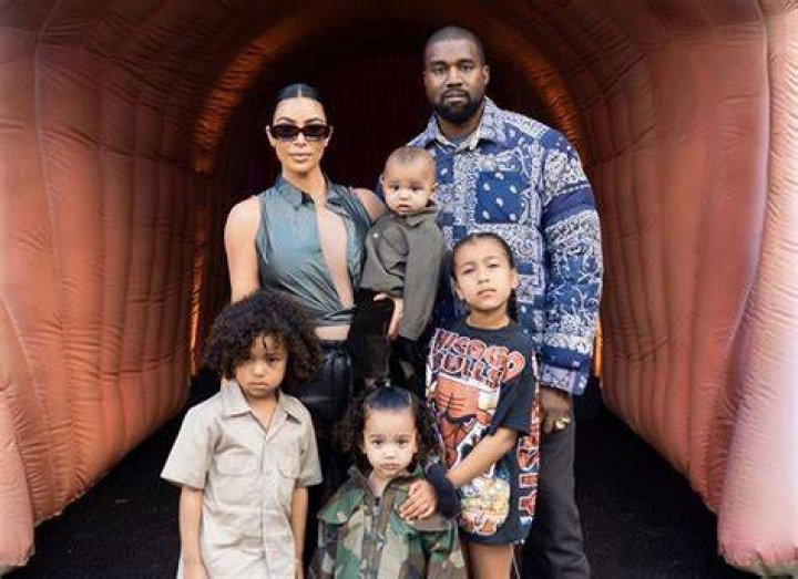 Filhas do Kanye West e Kim Kardashian dublam ao som de "The Real Slim