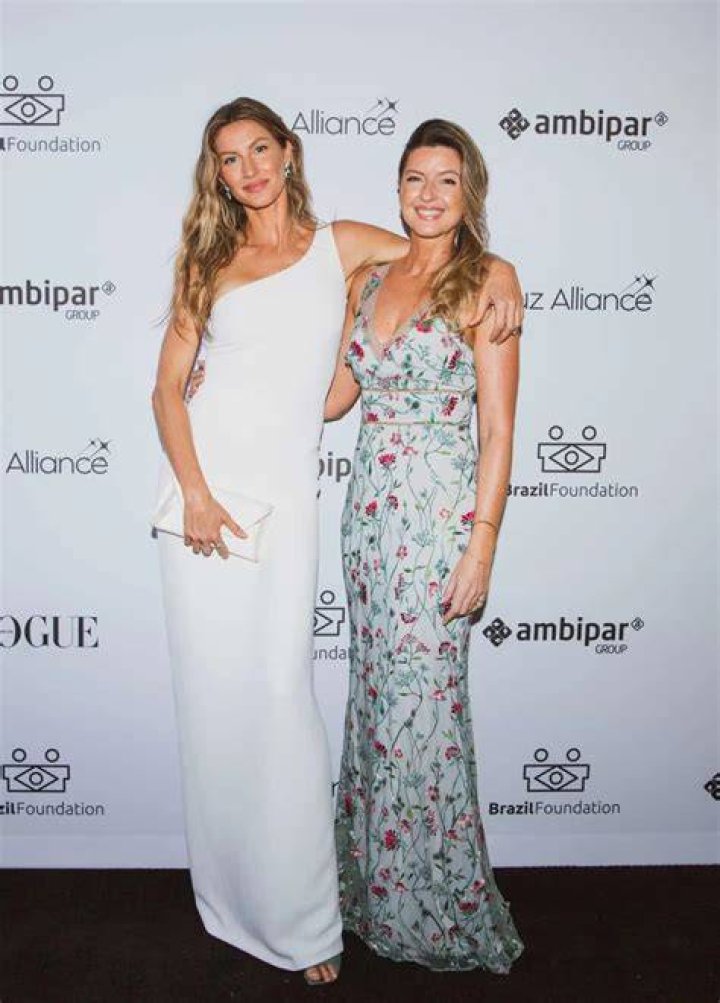 Gisele B&uuml;ndchen Makes Rare Red Carpet Appearance with Twin Sister