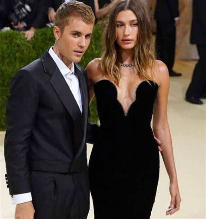 Hailey Bieber Height, Wiki, Biography, Parents, Husband, Kids, Net