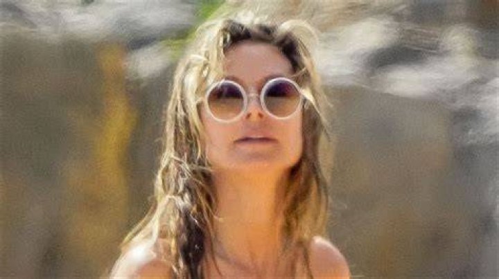 Heidi Klum Goes Topless & Wears Bikini Bottoms On Vacation Hollywood Life