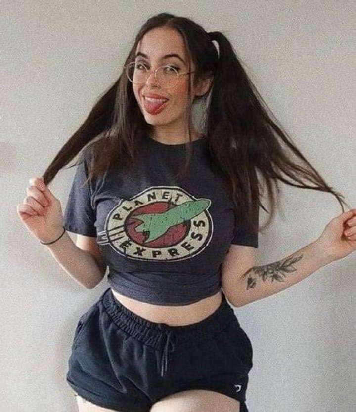 HeyImBee &mdash; OnlyFans, Biography, Net Worth & More