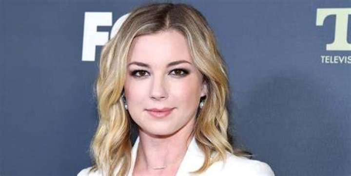 How much does Emily VanCamp make per episode of the resident