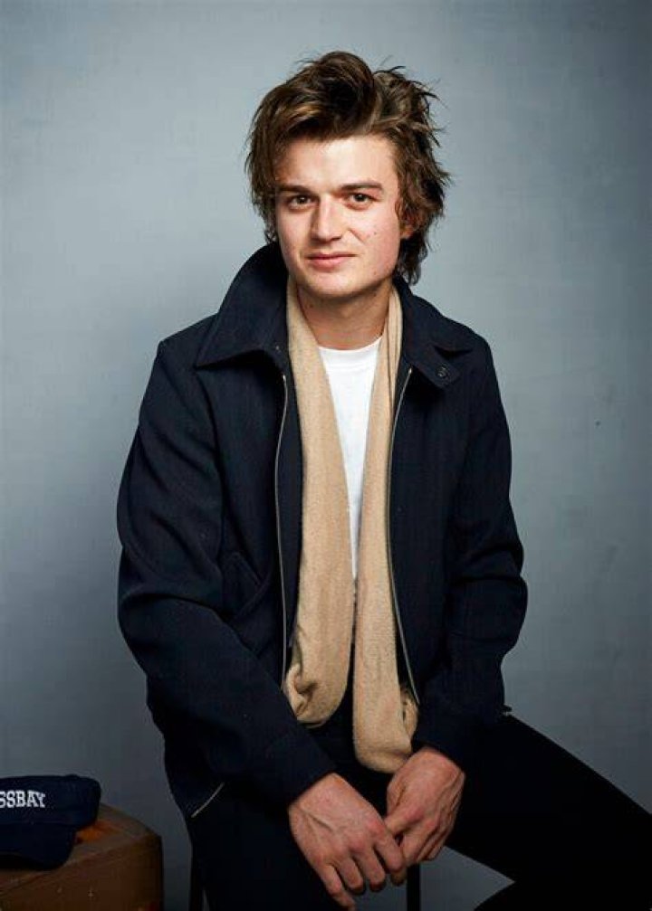 I met Joe Keery today and he signed my drawing!... Caroline written
