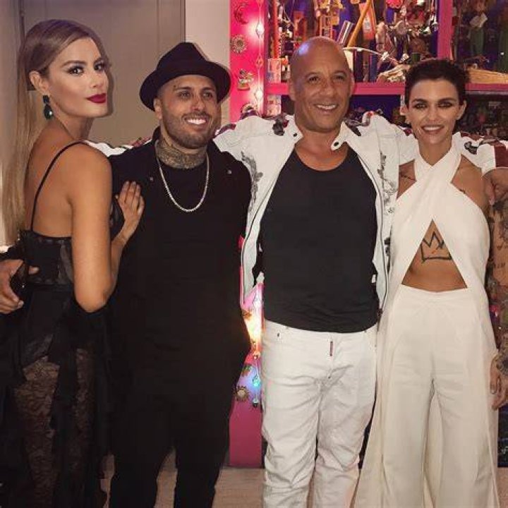 ¿Cuánto mide Nicky Jam? Altura Real height