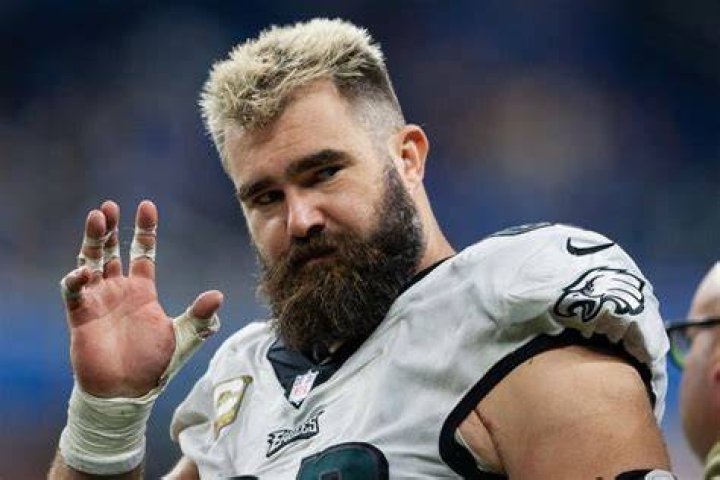 Jason Kelce wears hilarious '50 First Dates' inspired outfit to Eagles