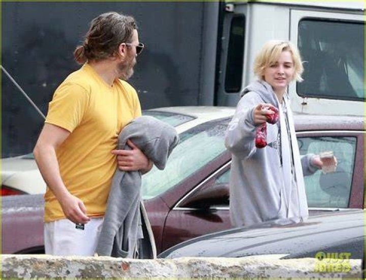 Joaquin Phoenix & Allie Teilz from La Foto del Momento E! News