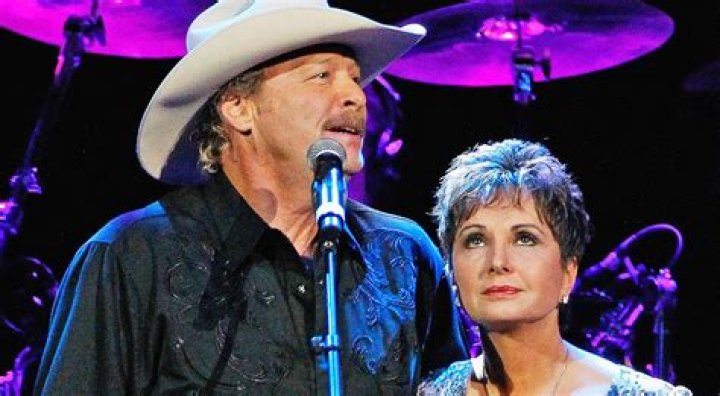 Jones&rsquo; Widow Joins Alan Jackson On Stage For &lsquo;He Stopped Loving