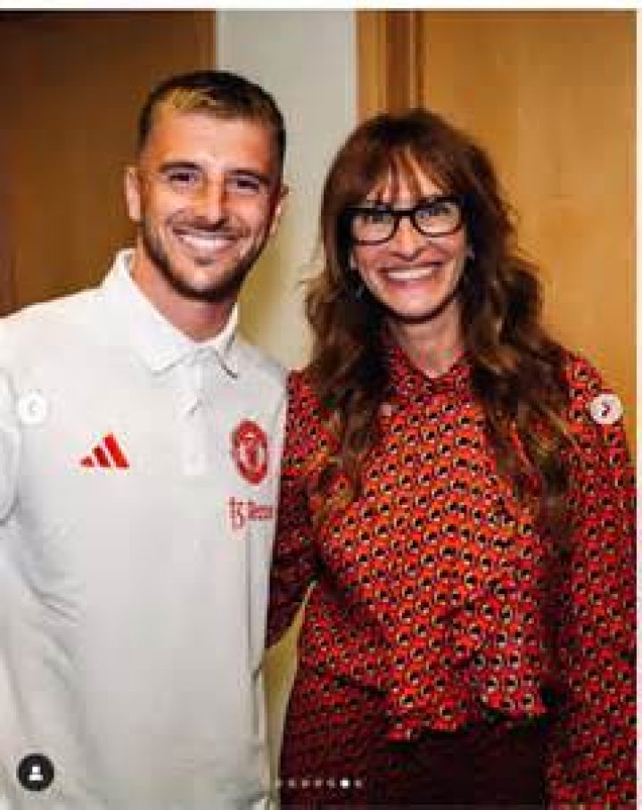 Julia Roberts giddy over Manchester United shirt from Erik ten Hag