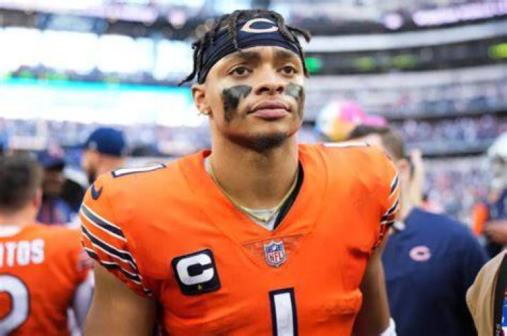 Justin Fields profile, bio, birthday, wife, children, contract, salary