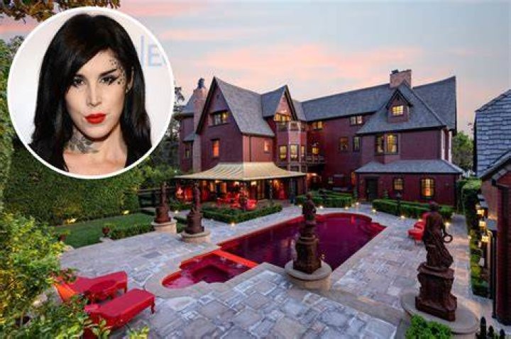 Kat Von D&rsquo;s Pool r/ATBGE