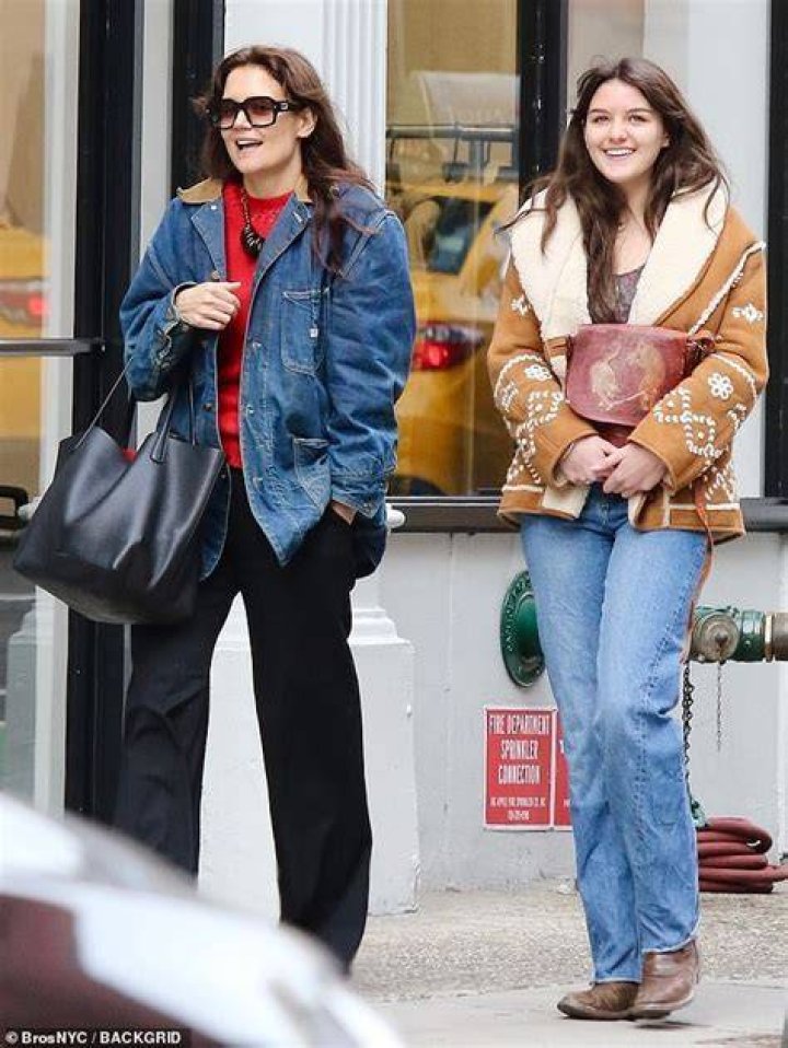 Katie Holmes and doppelganger daughter Suri slay the airport look in