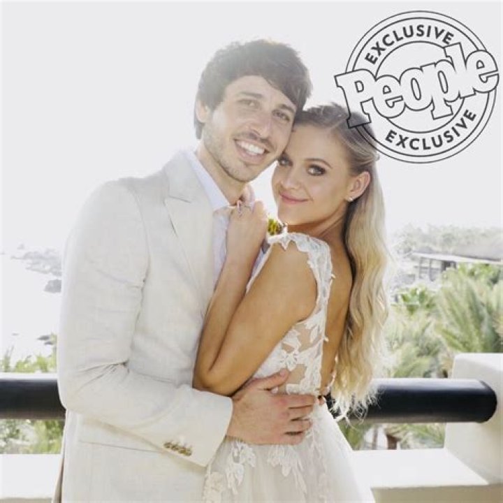 Kelsea Ballerini Marries Evans See Their Wedding Photo