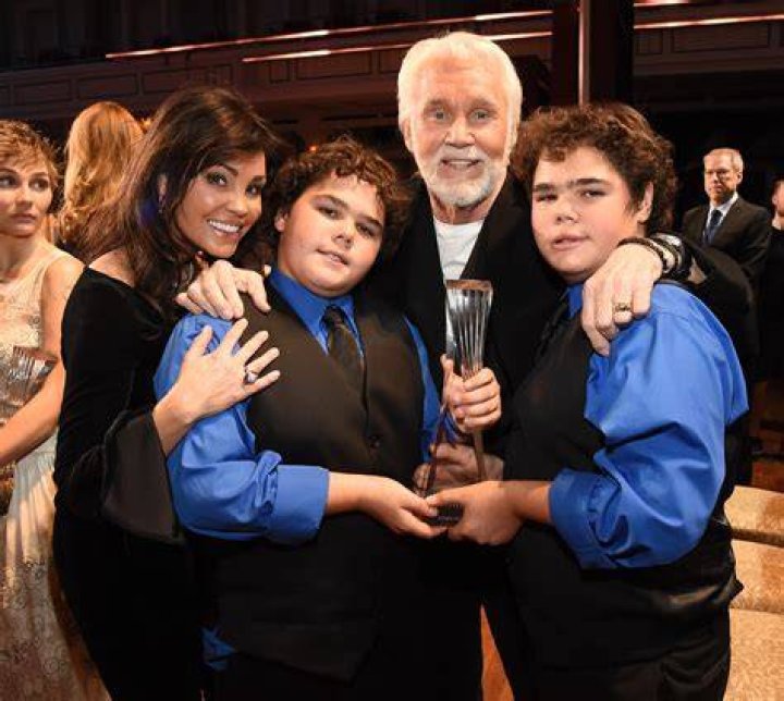 Kenny Rogers llam&oacute; tener gemelos a los 65 con su "extraordinaria