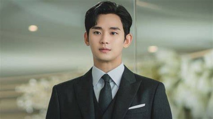 Kim Soo Hyun Rumored To Create His Own Agency After His Contract With