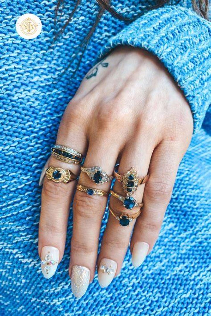 Kimerülés Koordináta özvegy 7 rings ariana grande tattoo Kevésbé