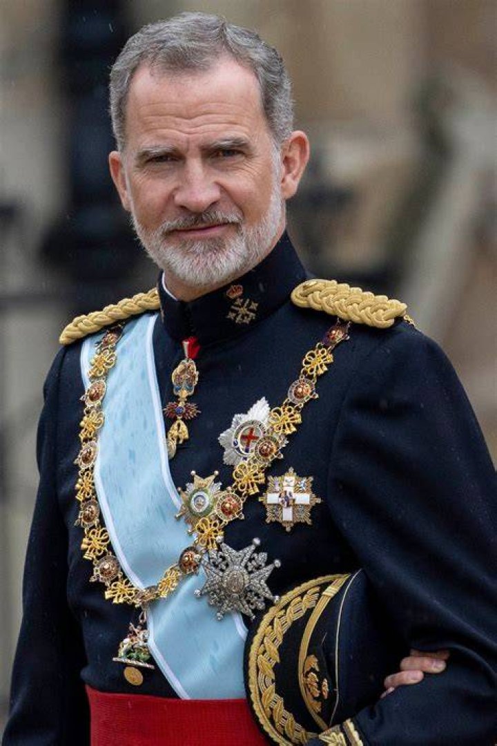 King Felipe of Spain kisses new Queen Letizia as he takes crown from