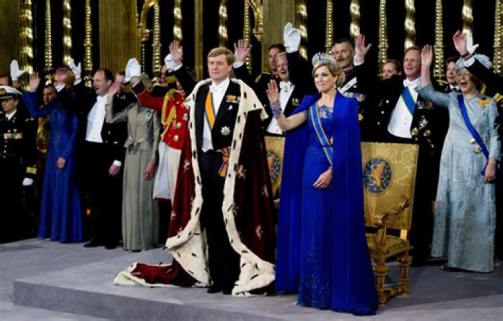 Kopie inhuldigingsjurk van M&aacute;xima in nieuwe Netflix film Beau Monde