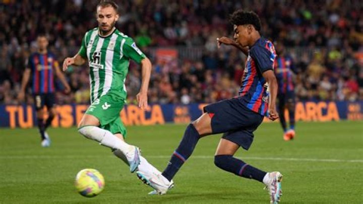 Lamine Yamal juega ante Betis y es el debutante m&aacute;s joven del Barcelona