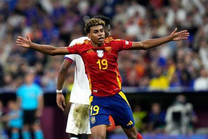 Lamine Yamal se convierte en el debutante m&aacute;s joven del Barcelona La
