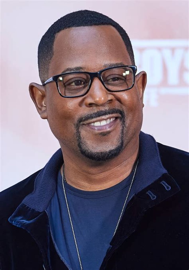 Martin Lawrence Showers His Fianc&eacute;e Roberta With Compliments For Her
