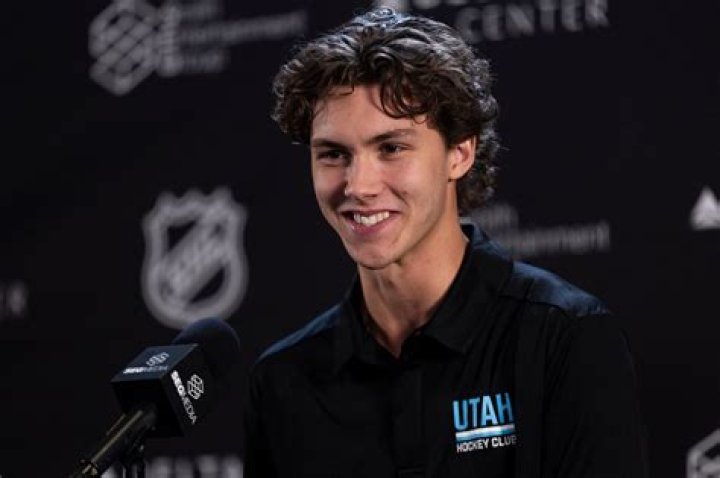 Maveric Lamoureux's parents make out at 2022 NHL Draft in viral video