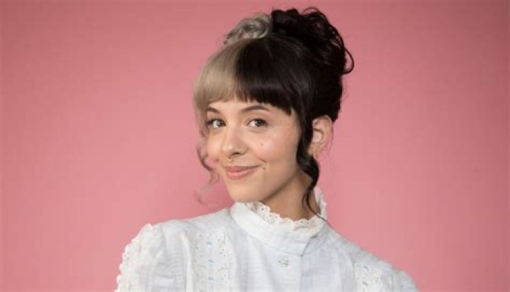 Melanie Martinez Bio, Height, Boyfriend, Age, Wiki, Net Worth, Facts