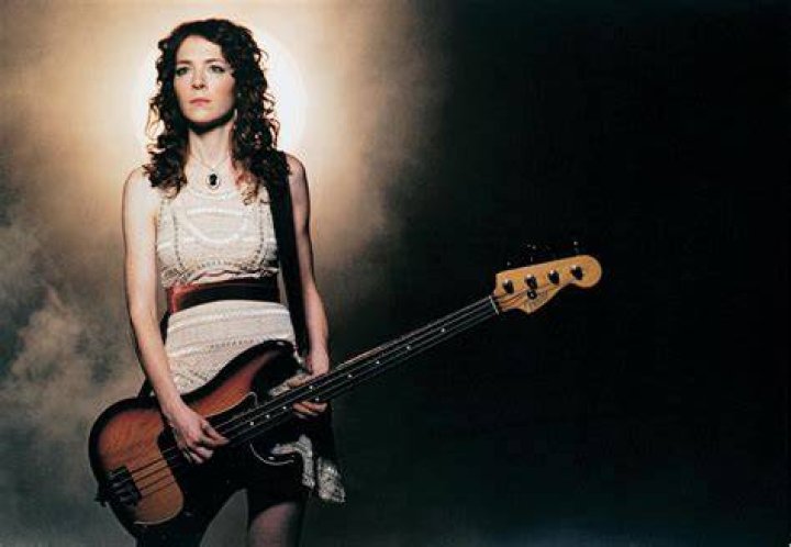 Melissa Auf der Maur Female musicians, Melissa auf der maur, Guitar girl