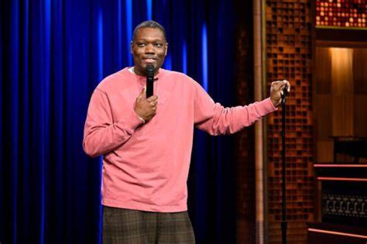 Michael Che hilariously set up Colin Jost to roast his own wife