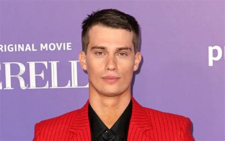 Nicholas Galitzine Age