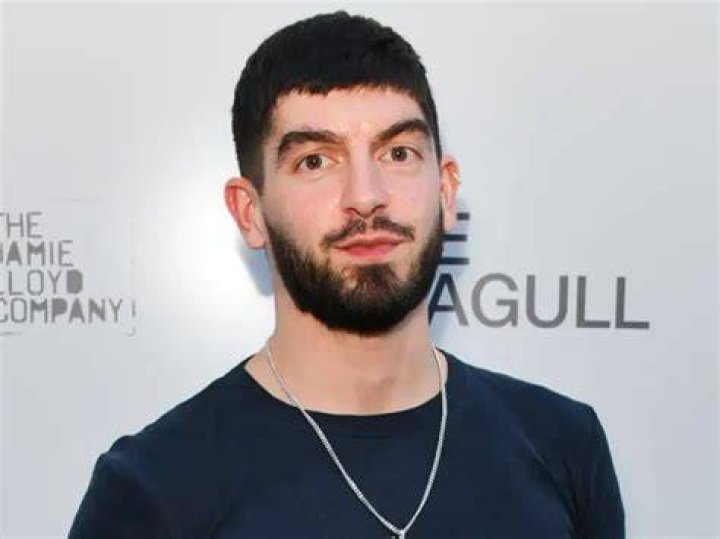 Nima Taleghani Wikipedia | Heartstopper Cast Age Family And Girlfriend Nima Taleghani