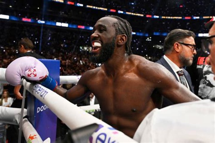 Omaha native Bud Crawford stops Porter in 10th to keep WBO welterweight