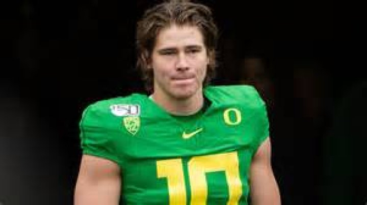 Oregon QB Justin Herbert to be honored on field during National