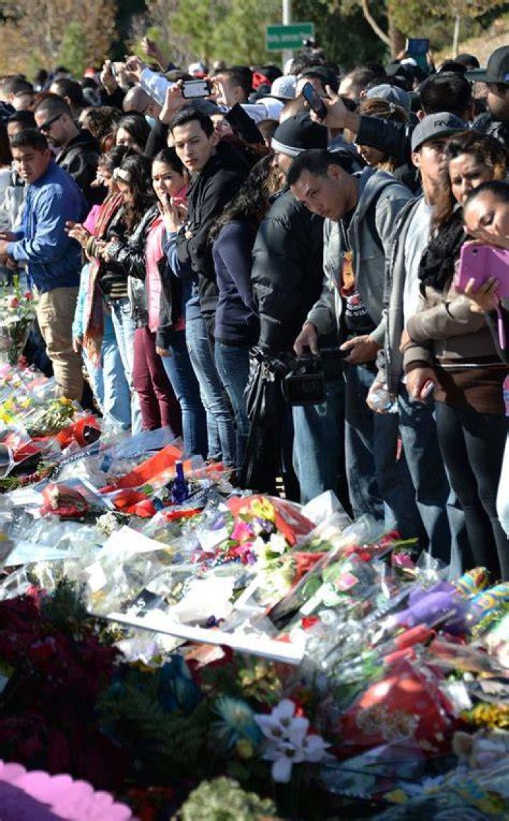 Paul Walker memorial draws thousands to crash site