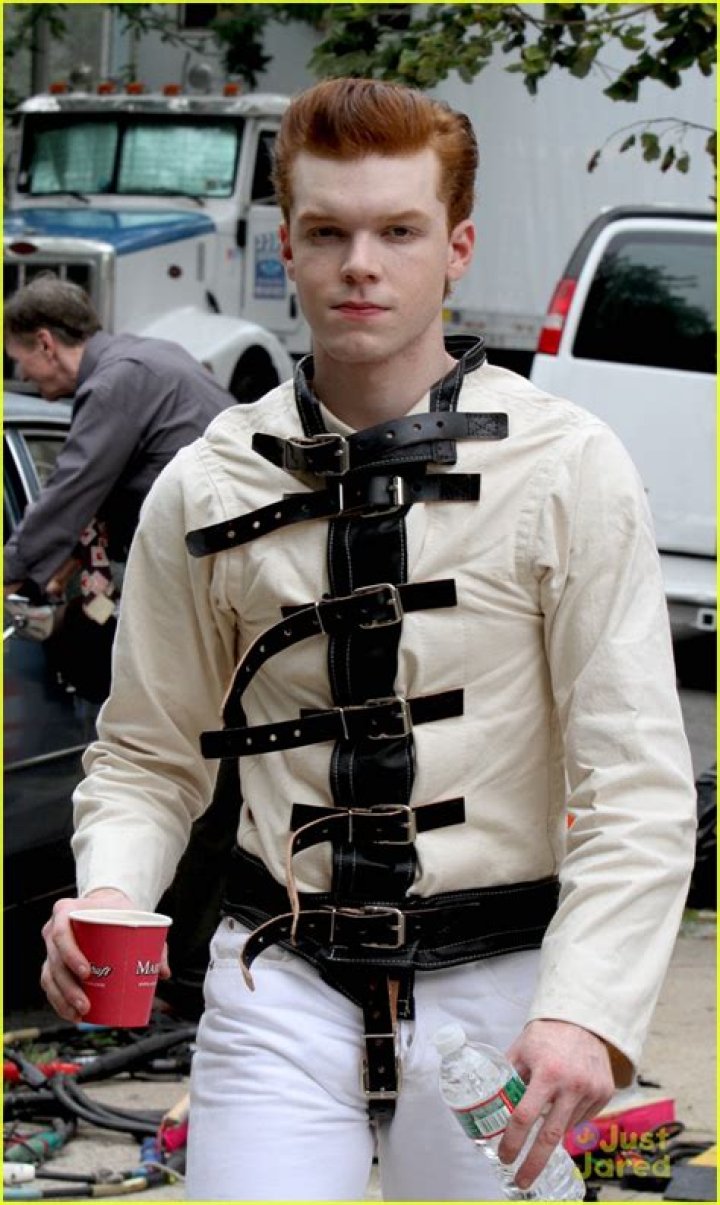 Photo cameron monaghan wears a straight jacket for joker on gotham 34