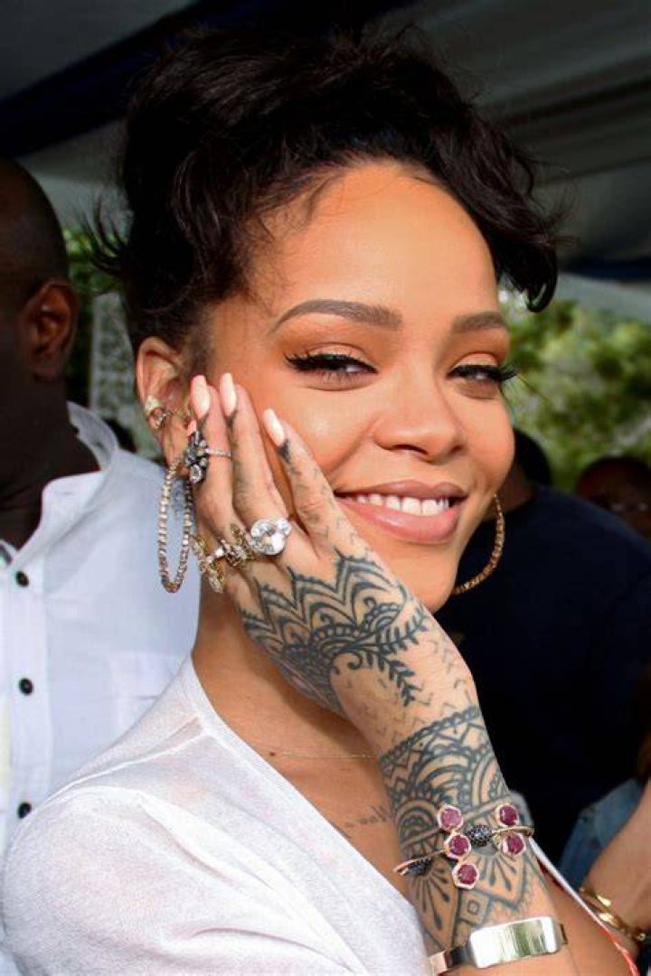 Rhianna tattoo replica! 🎤 Rihanna hand tattoo, Henna tattoo, Henna