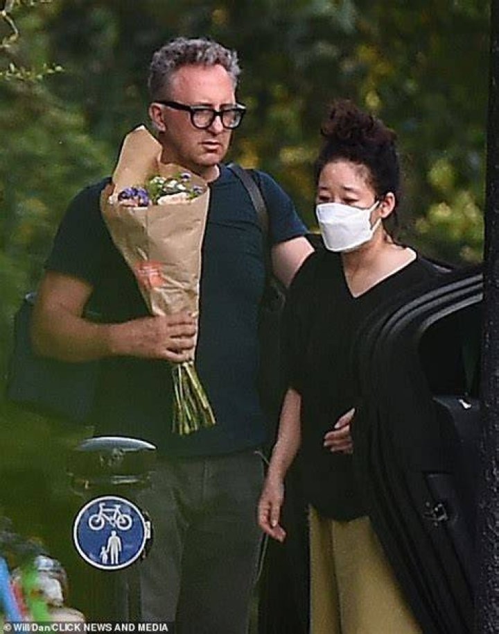 Sandra Oh & Boyfriend Lev Rukhin Grab Dinner in London Photo 4609584